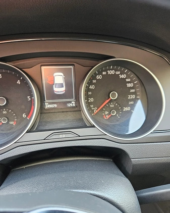 Volkswagen Passat cena 52000 przebieg: 249000, rok produkcji 2015 z Kalisz małe 121
